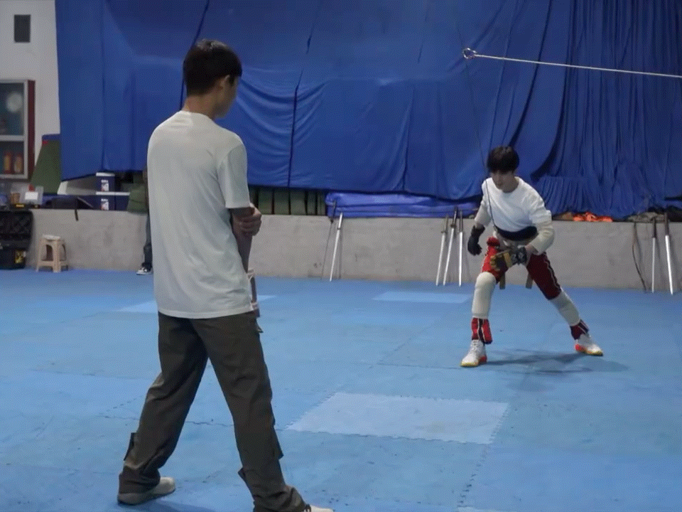 陈哲远吊威亚这俩动作帅飞咯 