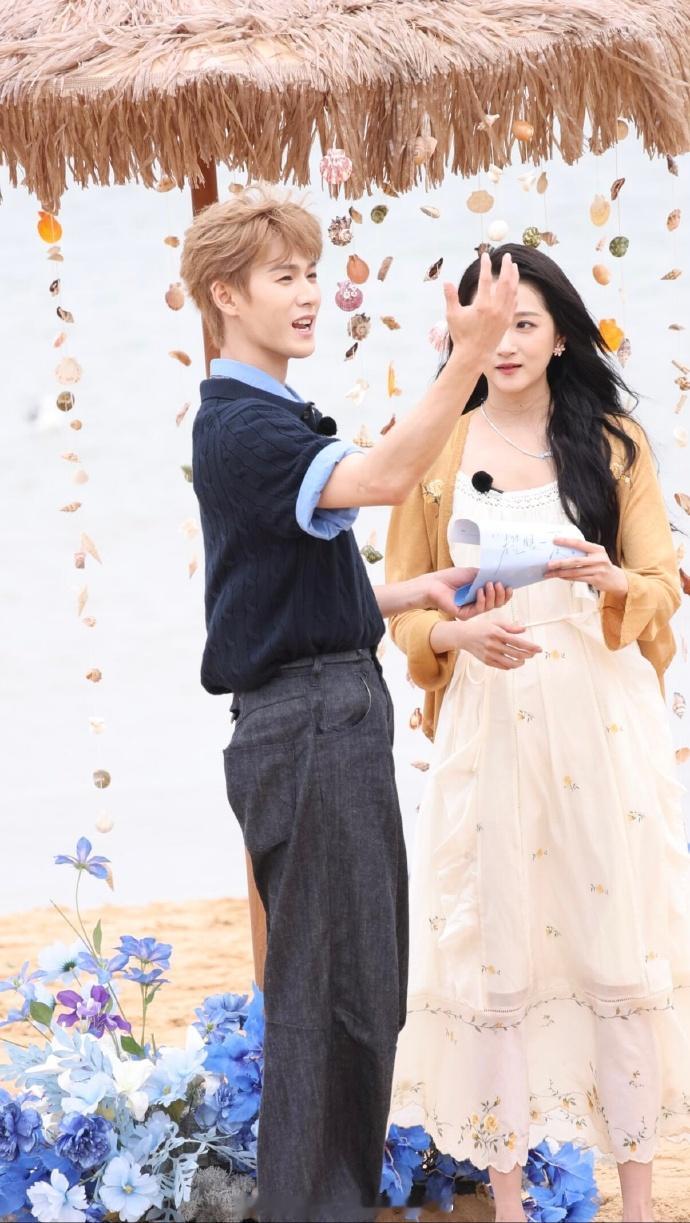 关晓彤李昀锐耀眼团综路透，就这个男帅女美爽！ 