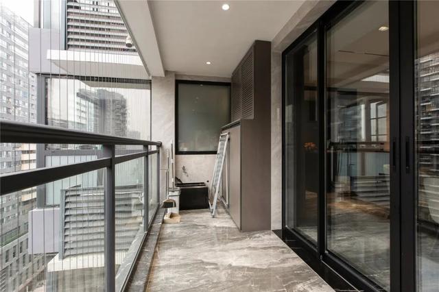 280㎡现代轻奢，开放式厨房与书房，生活空间时尚又宽敞