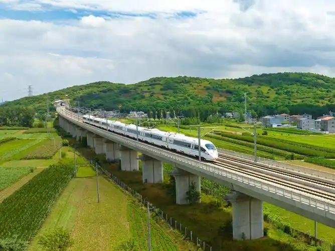 中国高铁营业里程突破5万公里，这成就太牛了！12月26日，杭衢高铁、沪渝蓉沿江高