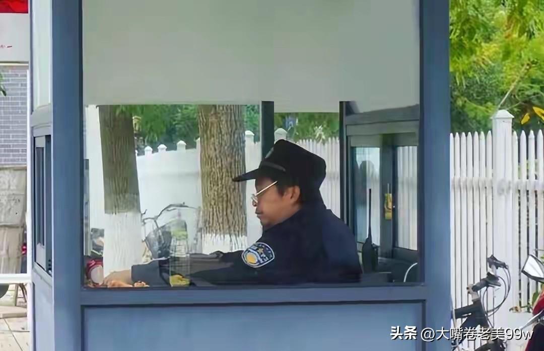 很多人退休后，选择颐养天年，以每天饭后走圈、锻炼身体的方式走完余生。
同样，也有