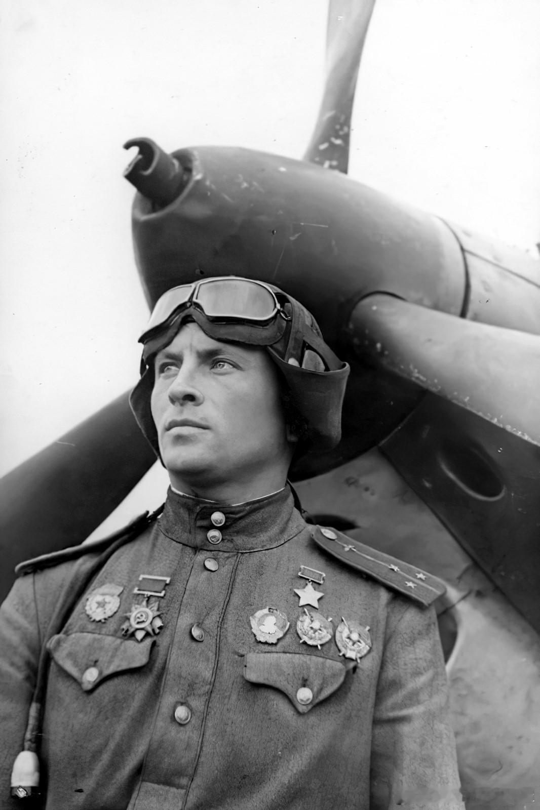 1943年7月布良斯克方面军空军第15集团军近卫歼击航空兵第4师近卫歼击航空兵第