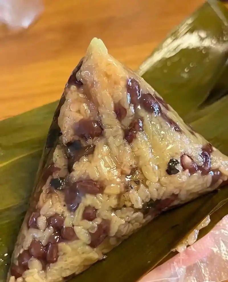 我是北方人，更喜欢吃甜粽子。但是也喜欢咸味粽，咸粽子一般都是肉粽子，吃起来也很可