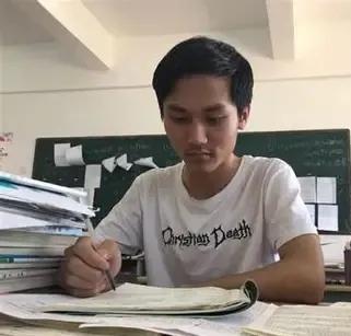 一个从山沟飞出的研究生，苦干9年，往家打款70多万，回村一瞅，二老居然连一万块都