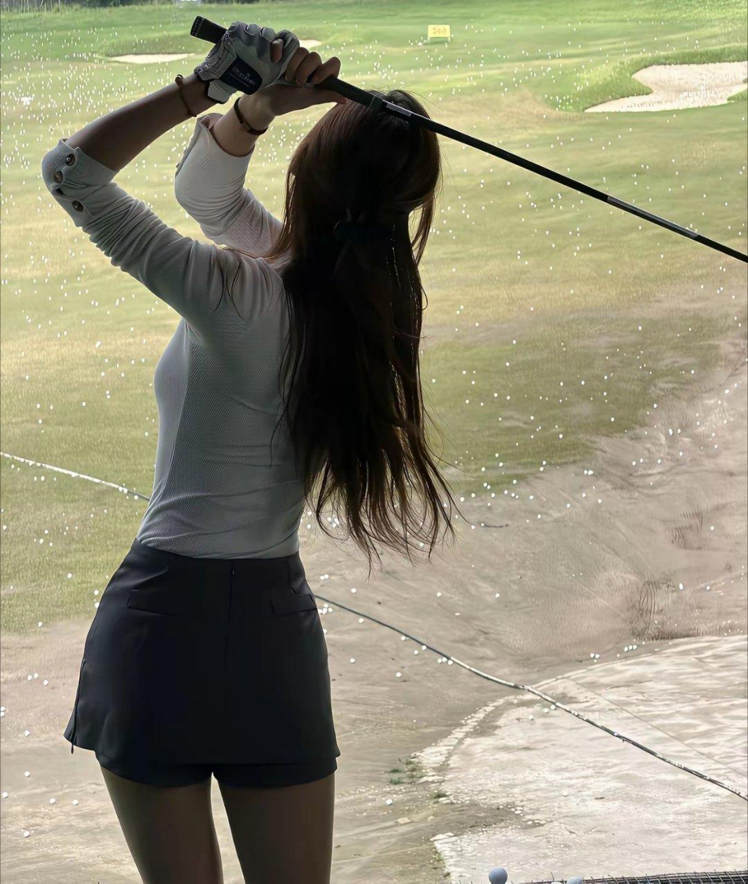 长发和球杆一起扬起，风里都是挥杆的利落与松弛，这就是高尔夫女孩的浪漫日常！