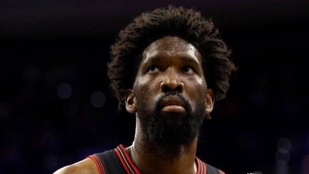 费城76人这出戏，真是活久见。
比赛马上开打，首发名单里，当家球星恩比德的名字，