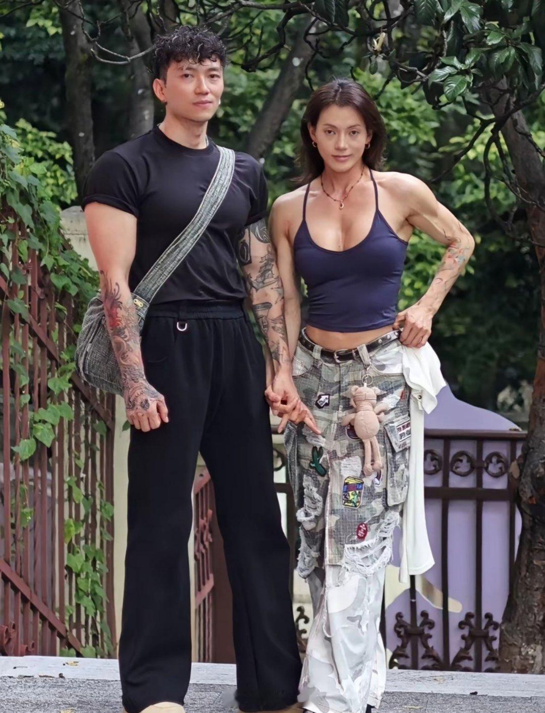 这对情侣很般配啊，女生很强壮，男生很帅哥，生个萌娃出击肯定也是健身教练级别的。 