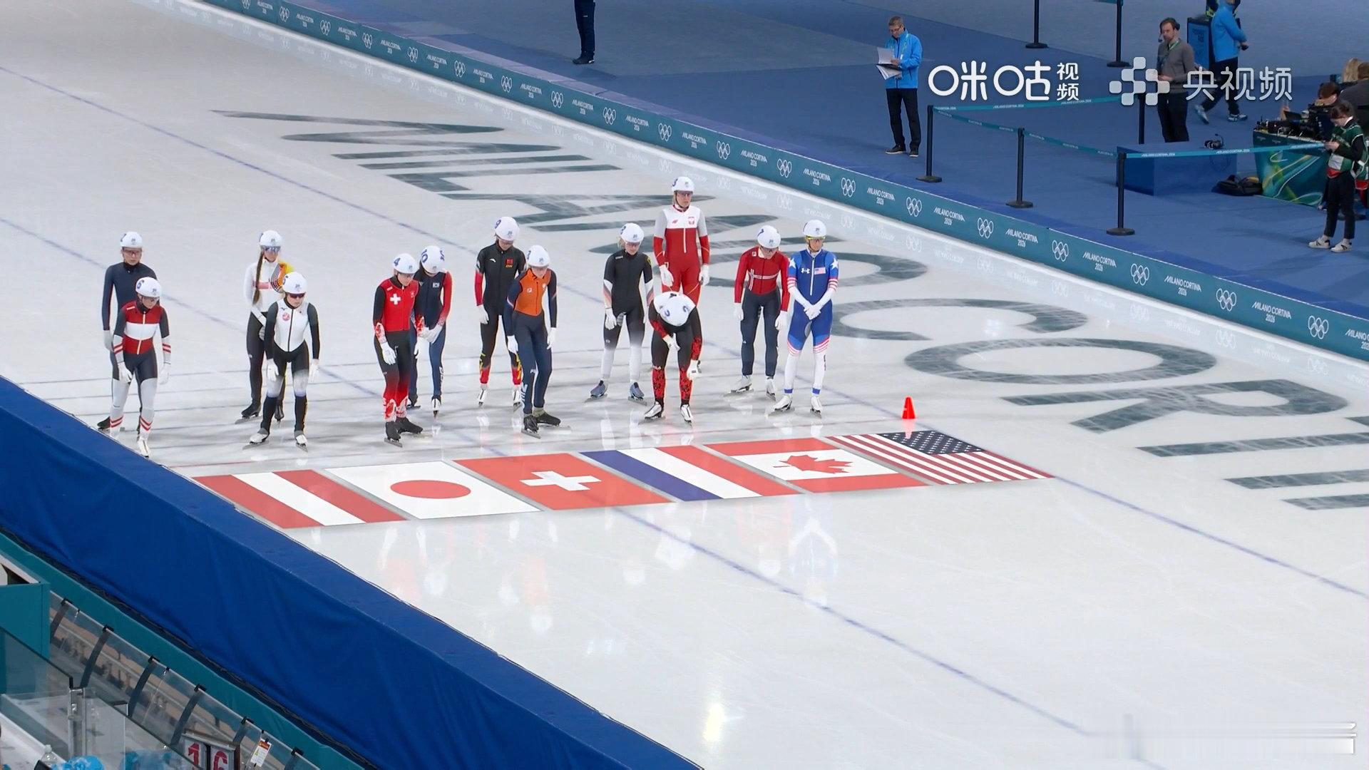 杨滨瑜集体出发进决赛米兰冬奥会速度滑冰女子集体出发半决赛第一组，中国选手夺得43