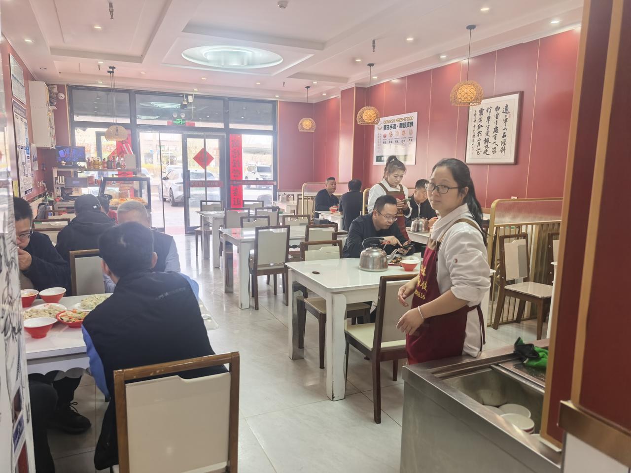 哥们和我说：我喜欢上了一个比我小10岁的妹纸，是不是很造孽啊！！我回复道：你要是