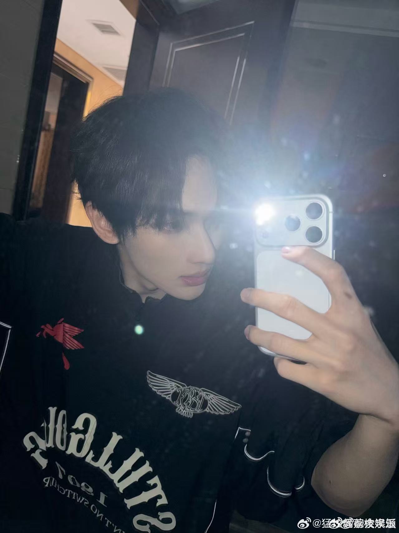 余宇涵给自己跳热了 余宇涵的舞蹈没有任何保留，他在舞台上彻底释放自己，用舞步诠释