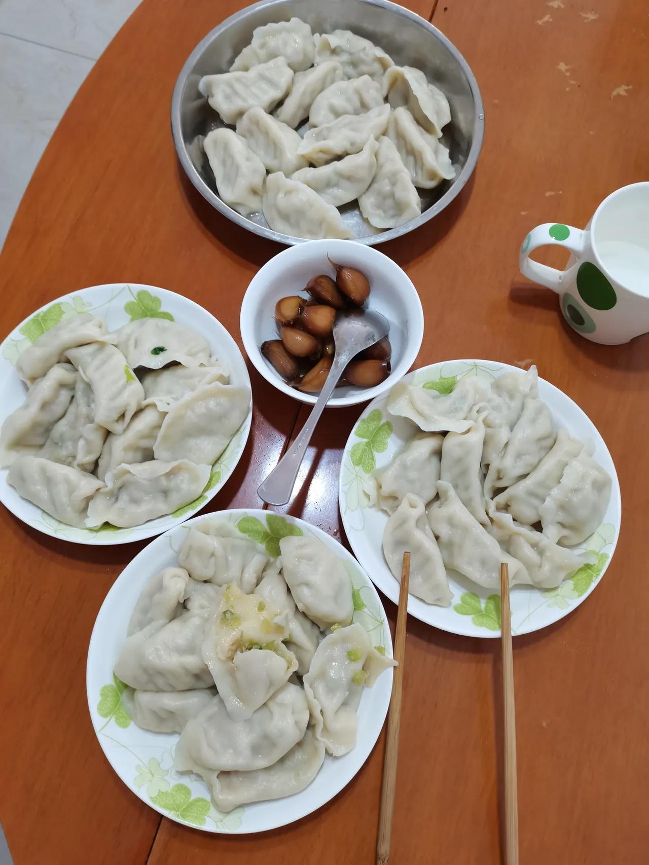 #秋日生活碎片打卡#秋天的第一顿饺子，必须配上糖醋蒜。
作为一个土生土长的北方人