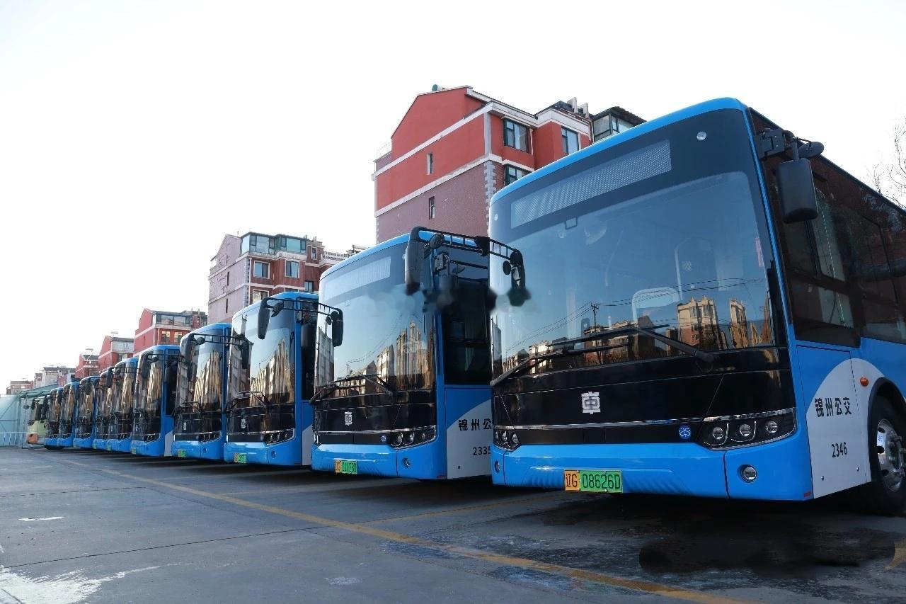 热点现场 【锦州79台新能源公交车焕新上线】据悉，今天投运的79台新能源公交车，