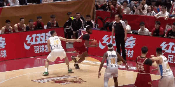 浙江稠州外援想要隔扣麦基结果失败了，麦基反过来想要隔着浙江稠州球员上篮也是没上进