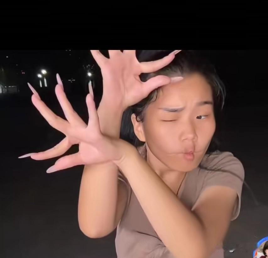 这个手指舞怎么说呢？对于会的人而言其实特别简单，可对不会的人来说，确实难度不小！