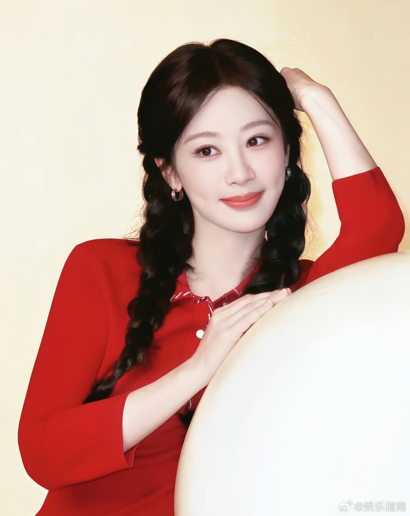 杨紫最新营业物料，俏皮双马尾造型，整个人好活力满满 