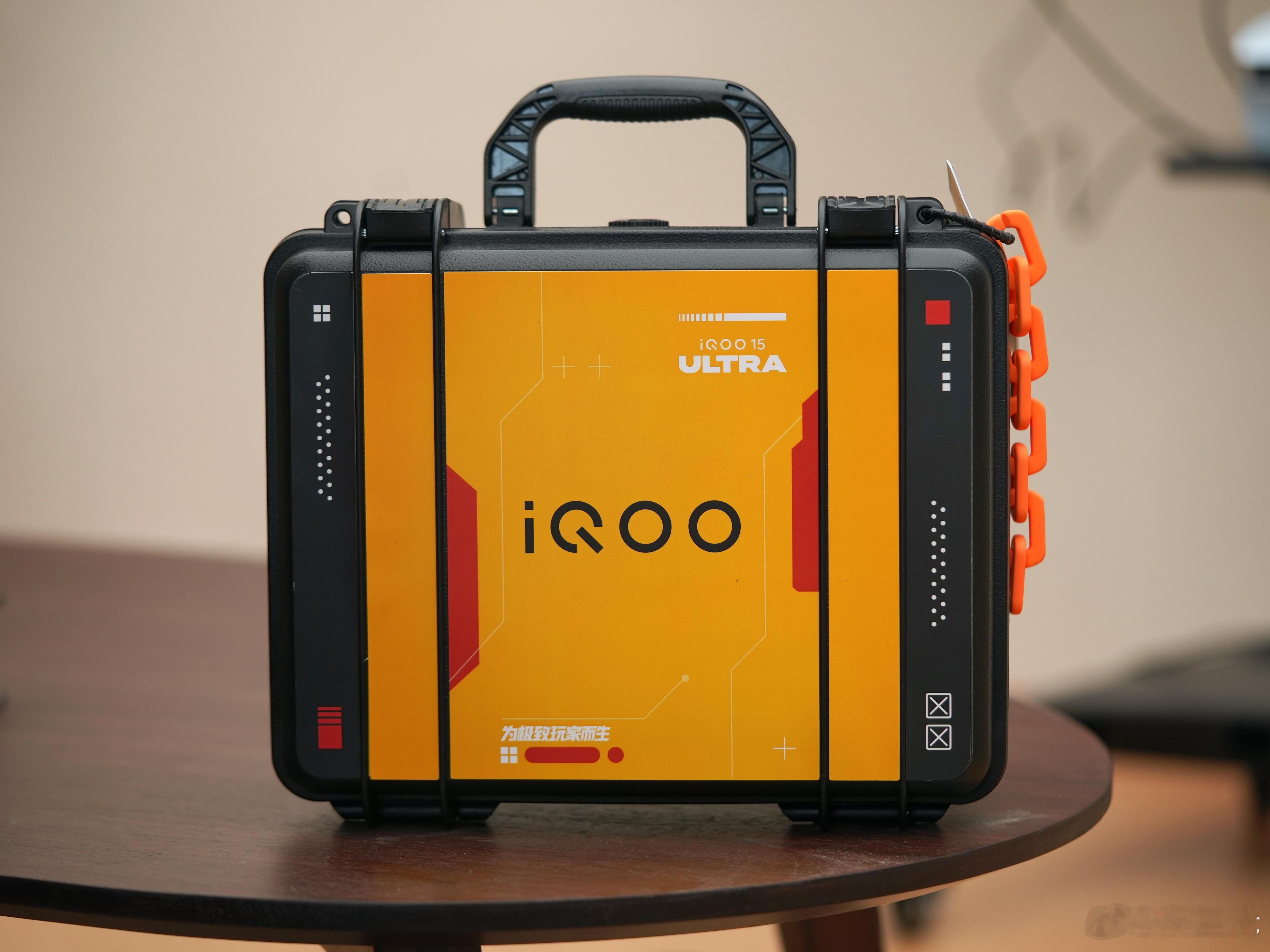 今天晚上iQOO 15 Ultra就发布了，刚收到邀请函《直播三件套》可以边直播