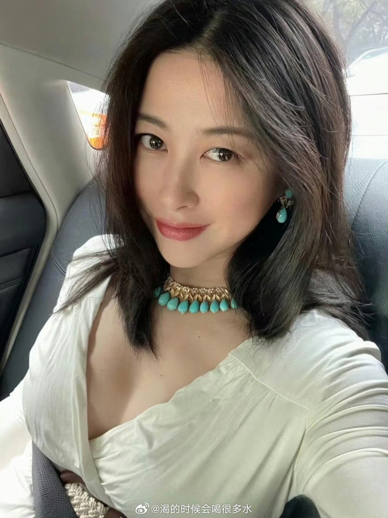 朱珠好绝的妈咪气质朱珠身上的妈咪感完全不是刻意营造的温柔人设，是那种从容舒展、自
