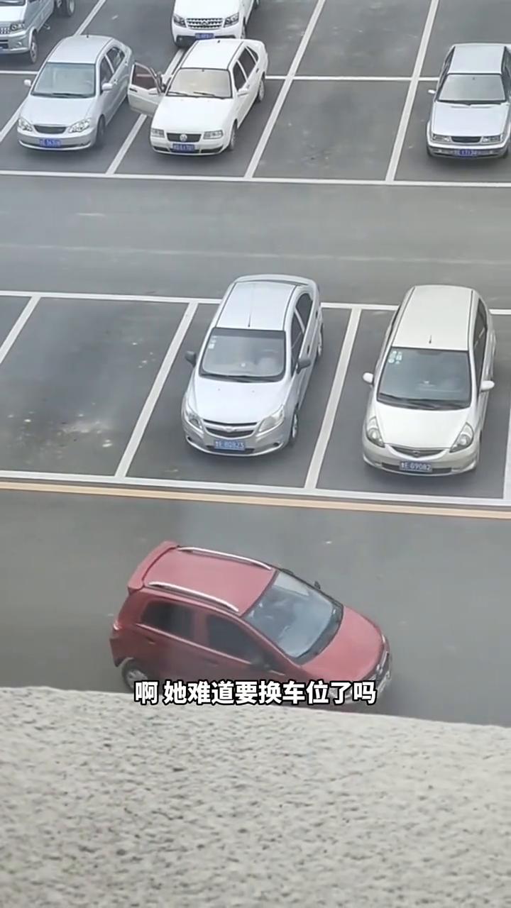 亲爱的观众朋友们，接下来请欣赏这位女司机的倒车入库，请大家仔细观看，因为她的操作