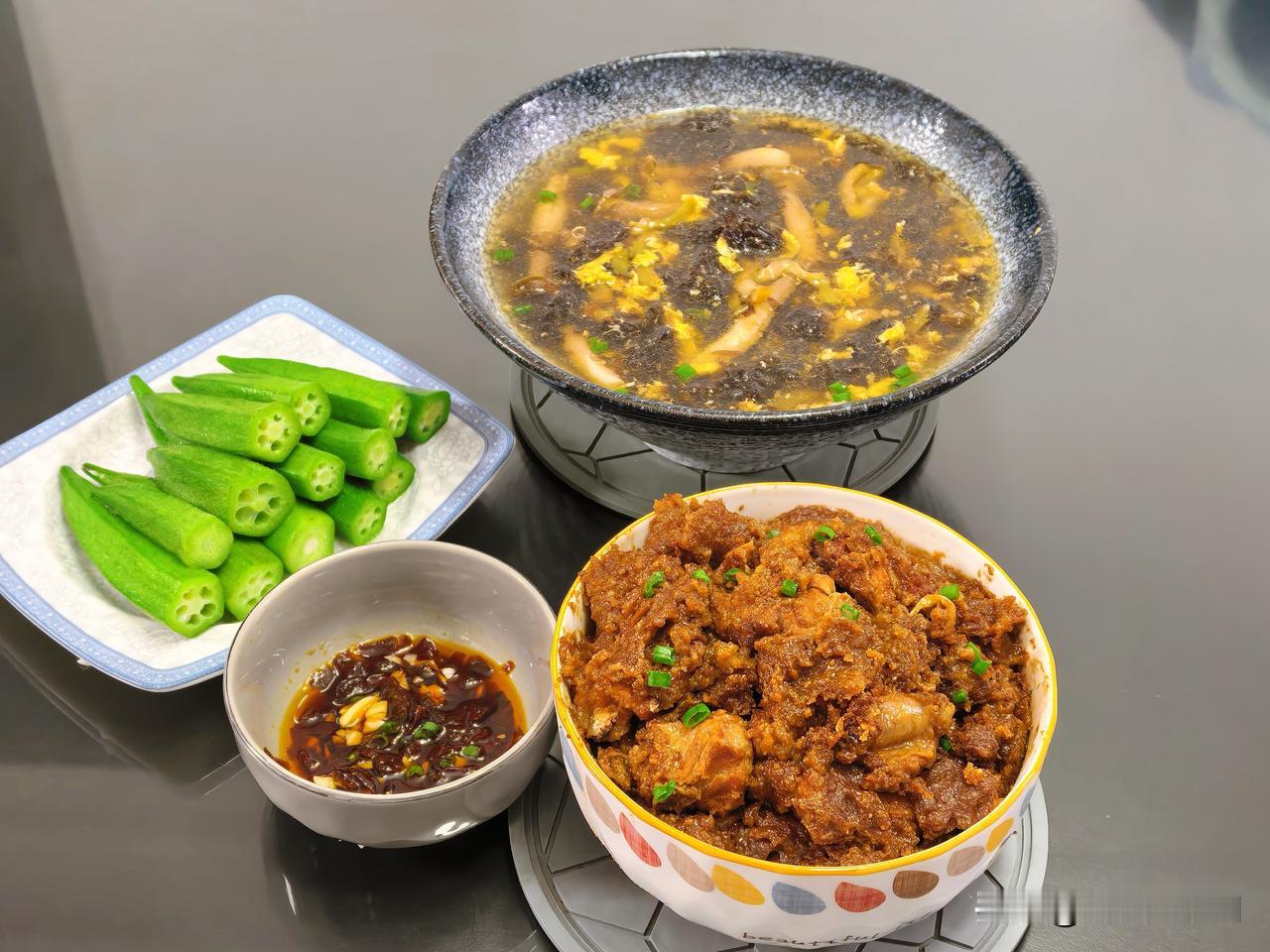 老张有事明天回安庆，不开车，坐火车回去
叫我就在广州带小狗子，他回头再坐火车过来