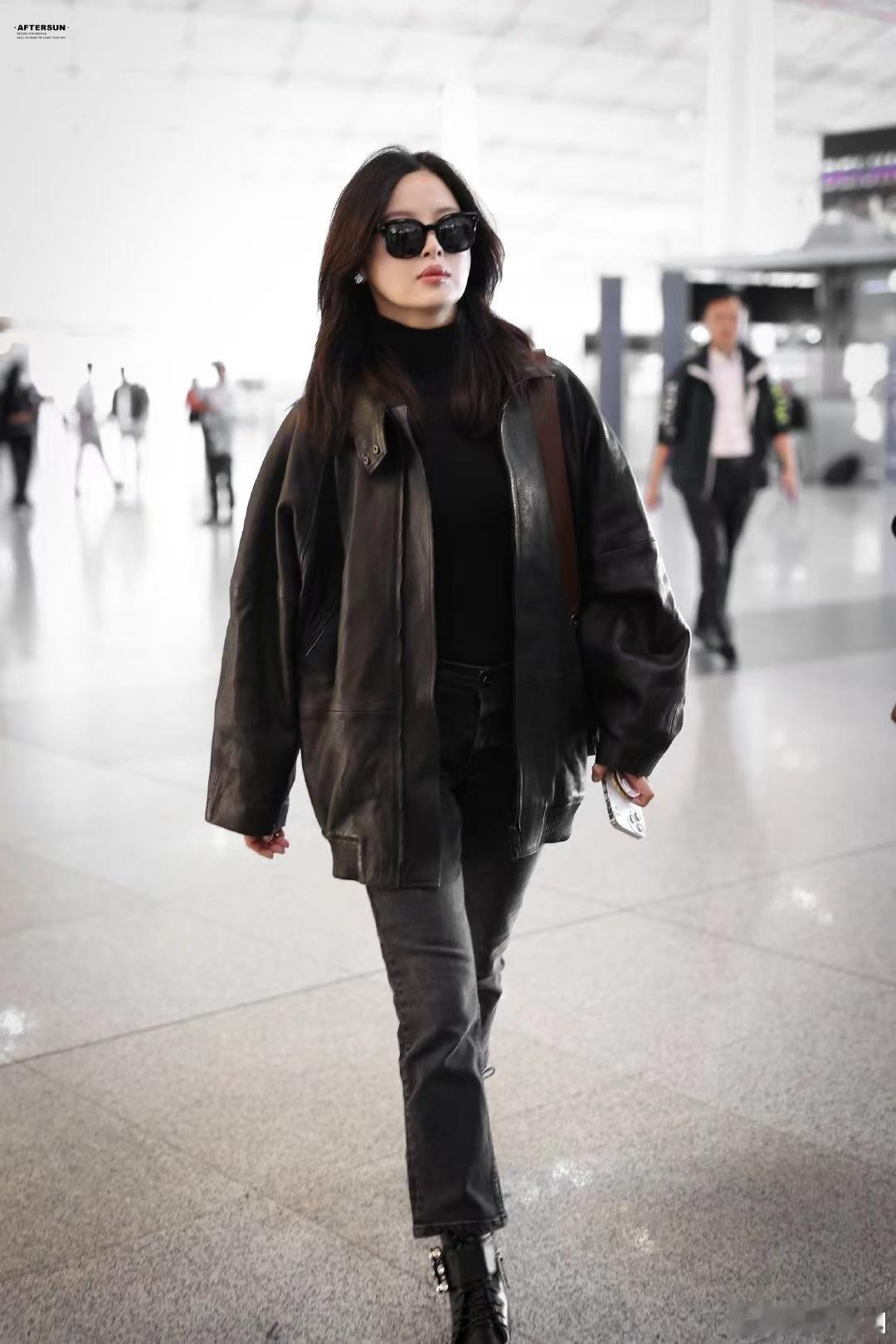 #辛芷蕾北京出发路透##辛芷蕾北京出发巴黎#辛芷蕾从北京向巴黎进发，纯黑造型魅力