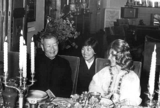 1971年7月，中国大使张伟烈在摩洛哥王宫出席盛宴，毫无预兆间，大批士兵闯入疯狂