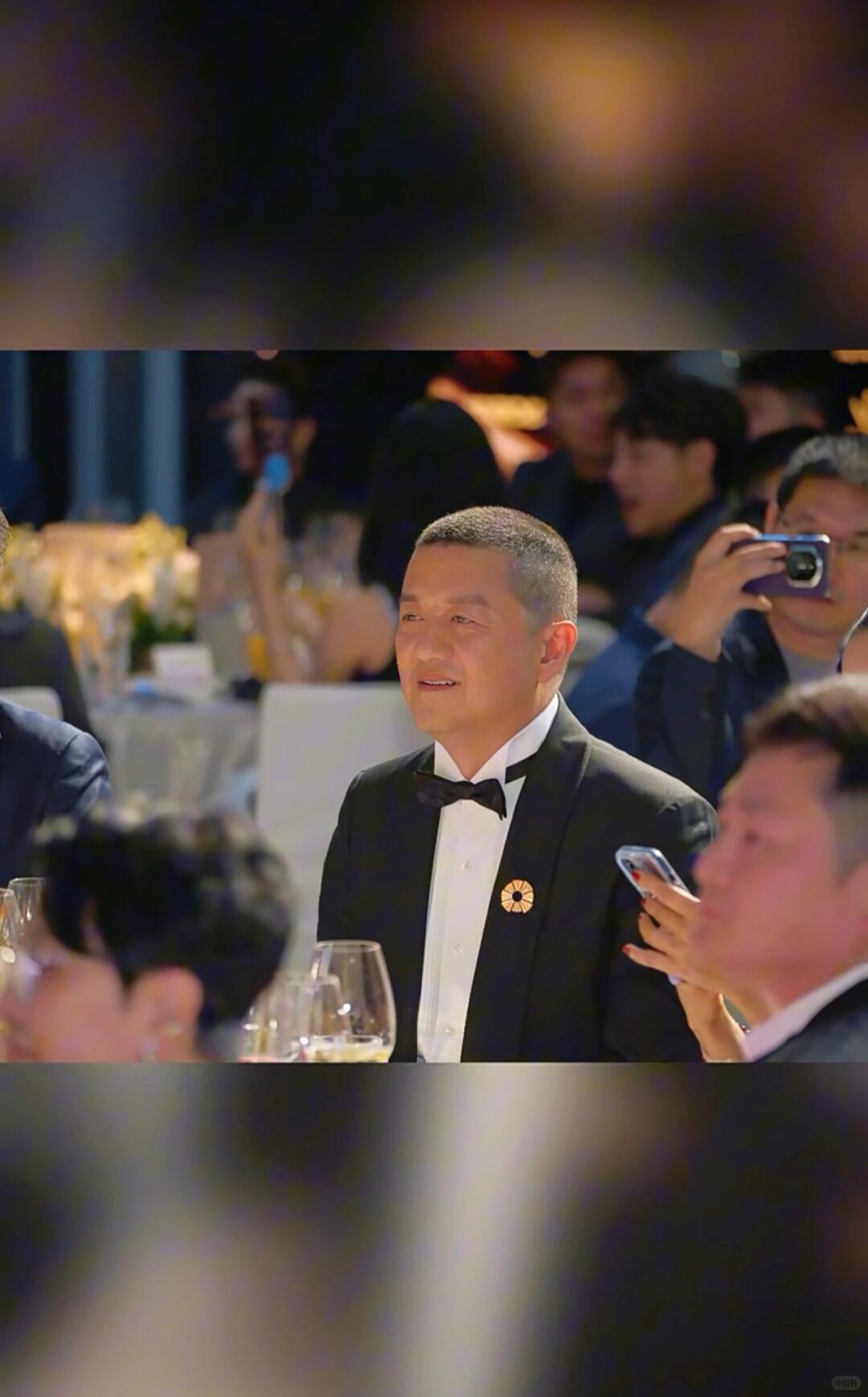 一句话：演员及格、商业惨败、公益硬核、人很理想主义，也很有争议。
 
一、演员：