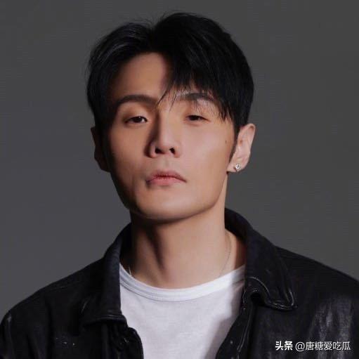 李荣浩单依纯故事再添一员
继李荣浩公开控诉单依纯以后，填词人吴向飞也公开向李荣浩