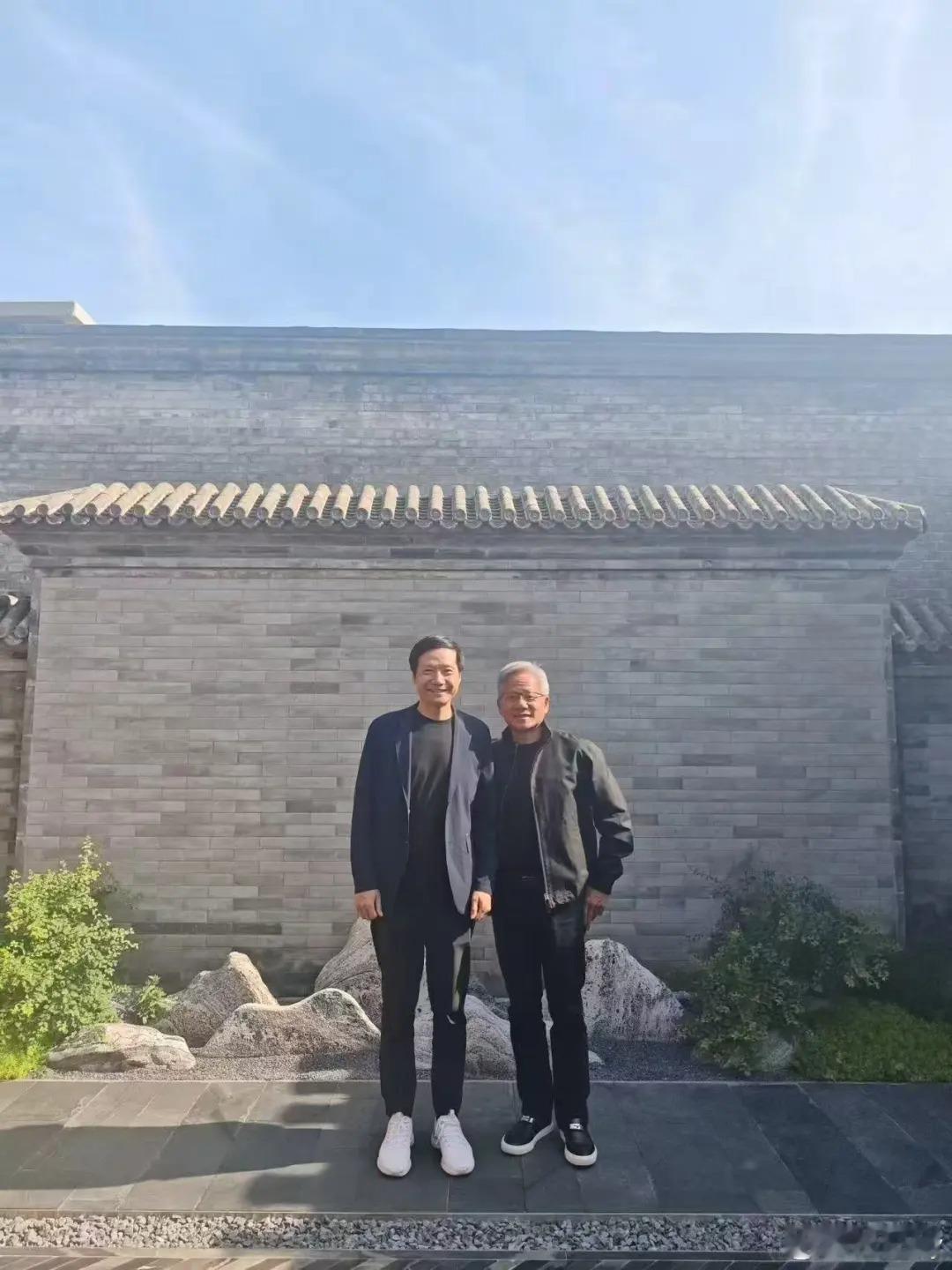 黄仁勋称想买一辆小米汽车 按照现在小米汽车的产能和订单量无论是小米SU7、SU7