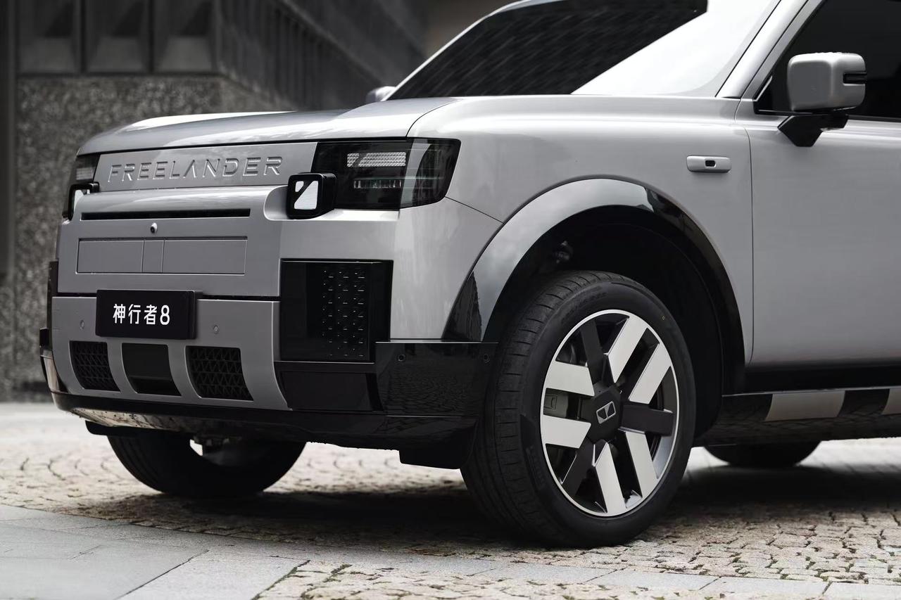 在阿那亚发布新车，颜色比车更挑地方。
这次FREELANDER神行者8首发限定版