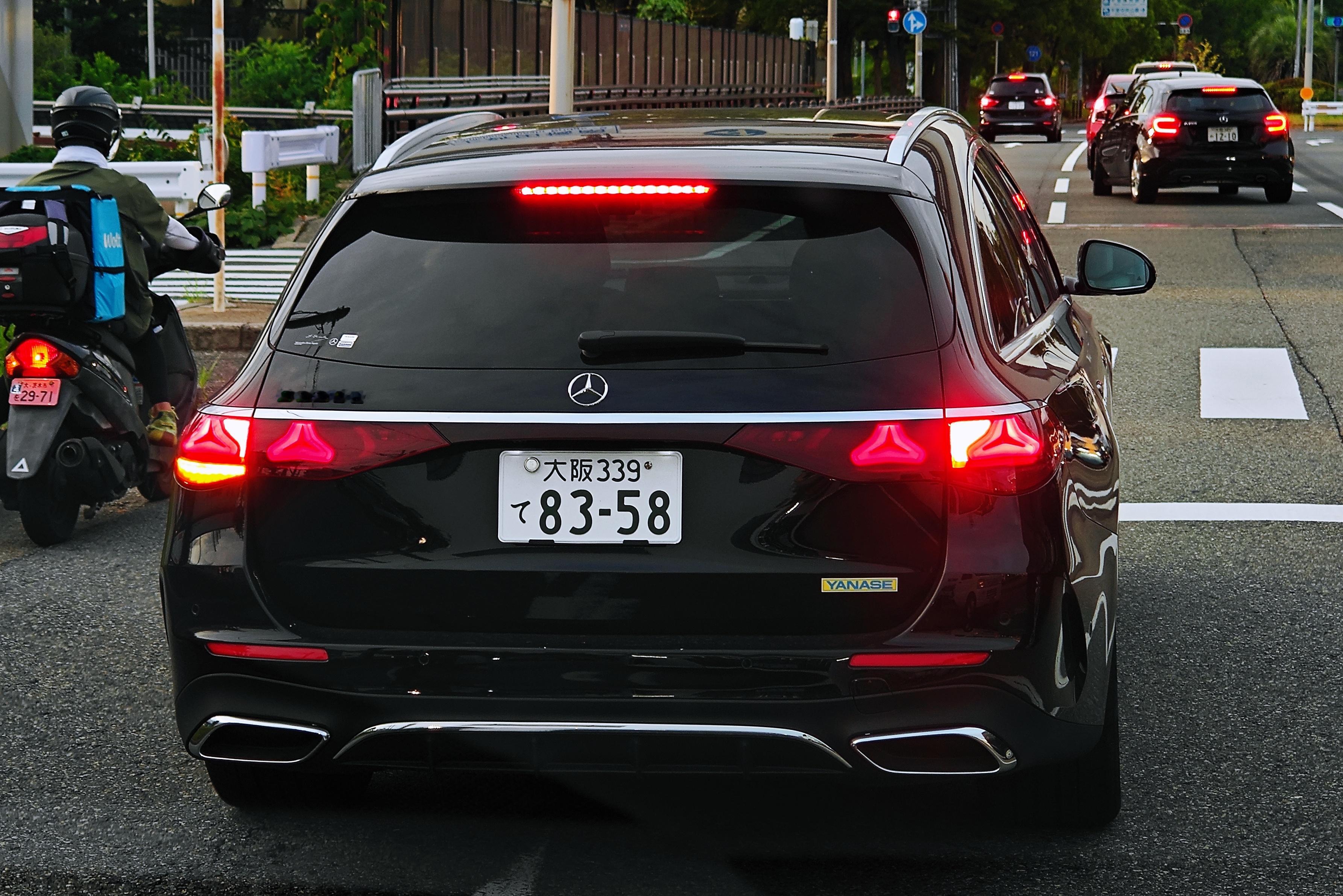 偶遇 W214 奔驰E级旅行（S214），星星眼尾灯辨识度很高。动力一如既往是干