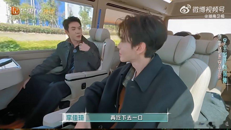 李佳琦卖零食吃了110个链接一场直播狂炫110款零食，就算是山珍海味这么吃也得腻