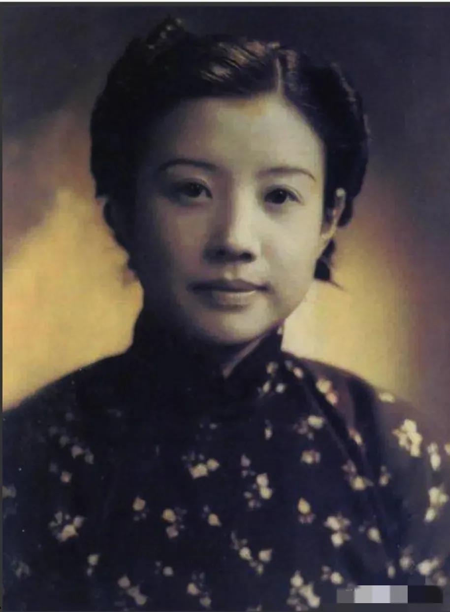 1929 年，22 岁的黄慕兰把绝密文件落在了黄包车上，车已消失，她越想越怕，情