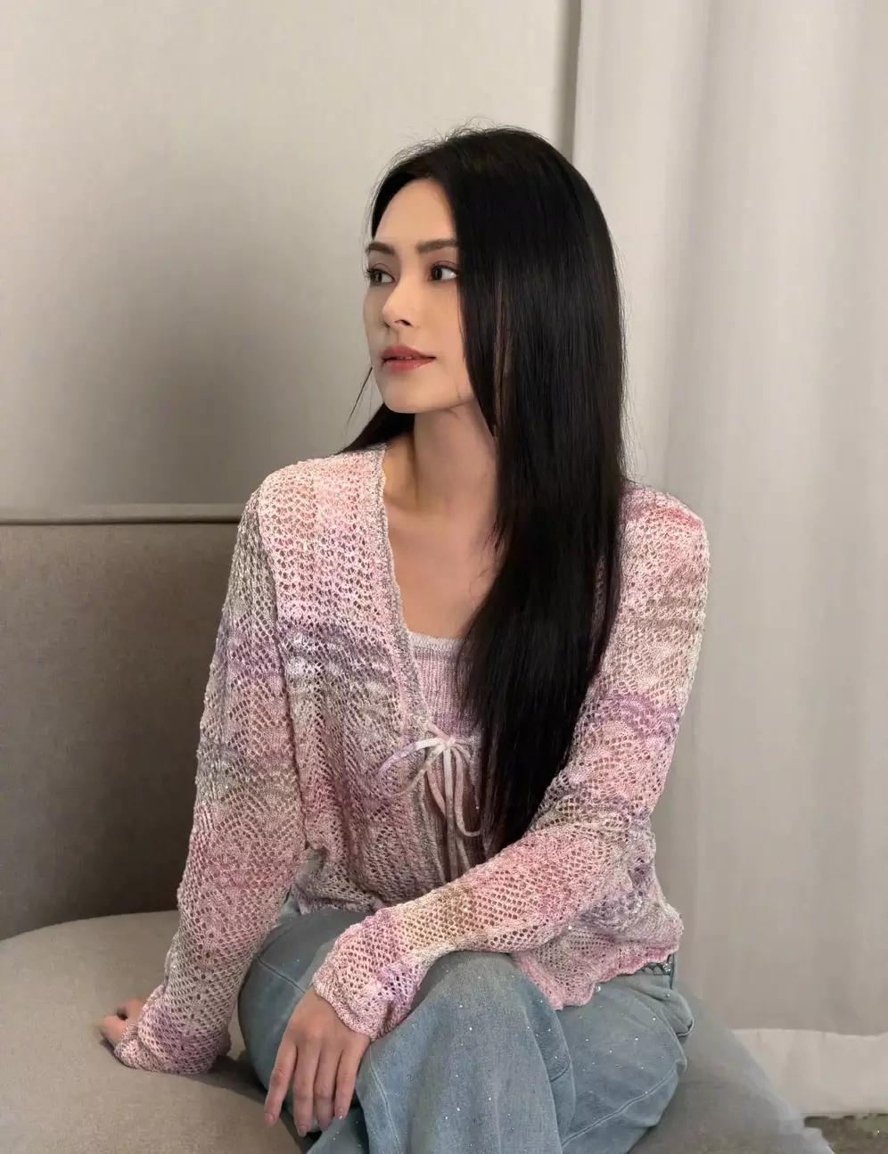 分享娱乐阿娇更新日常美照！穿粉紫色针织衫甜美靓丽超养眼 