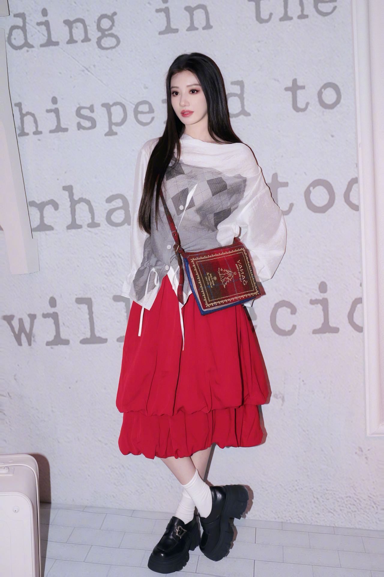 亮相上海时装周休闲穿搭糅合俏皮巧思，自带鬼马灵动气质，姐姐好美～王鹤润亮相上海时