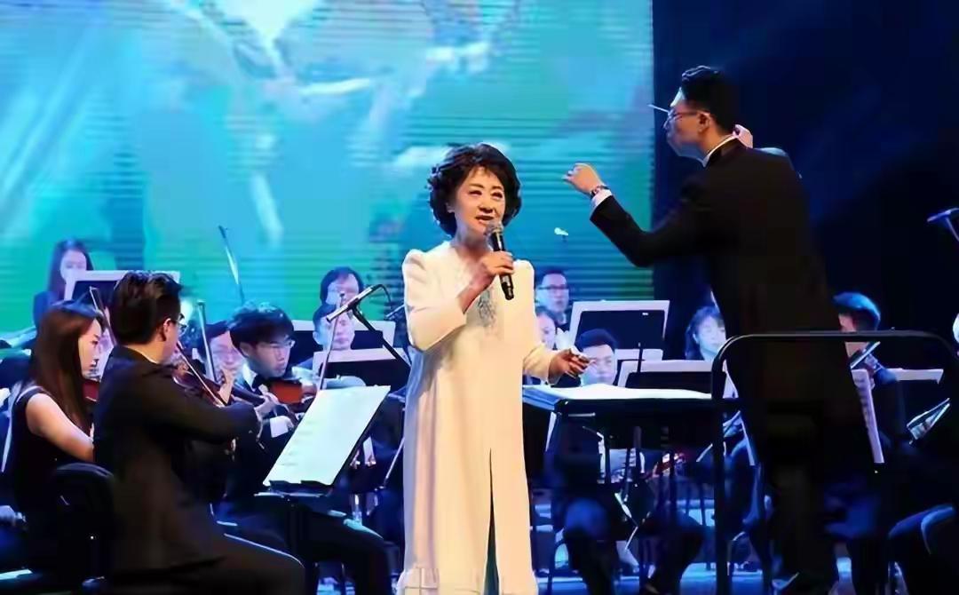 她是央视著名主持人，退休8年被央视返聘，今74岁被誉为最美姥姥这位备受瞩目的央视