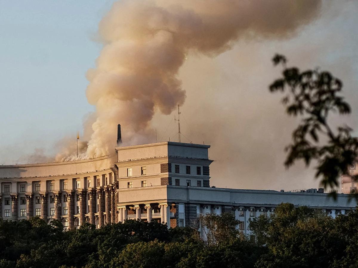 [太阳]乌两大情报机构刚在基辅街头交火，国家安全局总部又被无人机击中，目标据称直