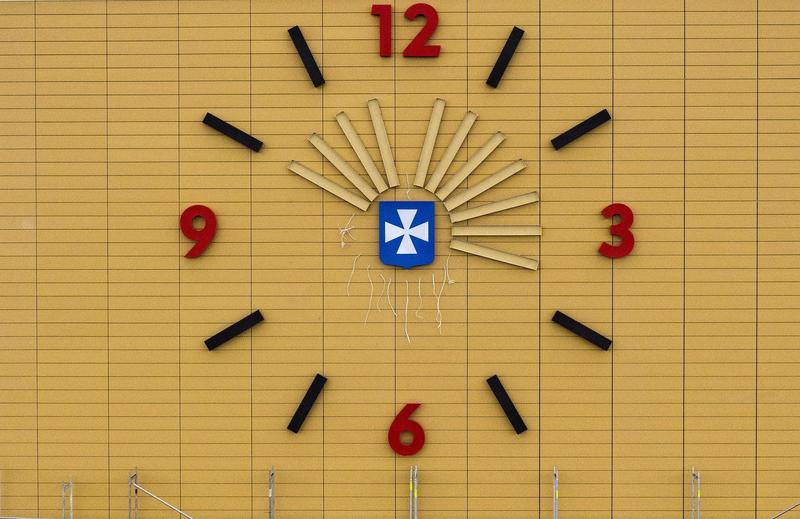 航天员在太空分辨时间还挺有办法。虽然太空没昼夜交替，但他们遵循地球上的时间作息。