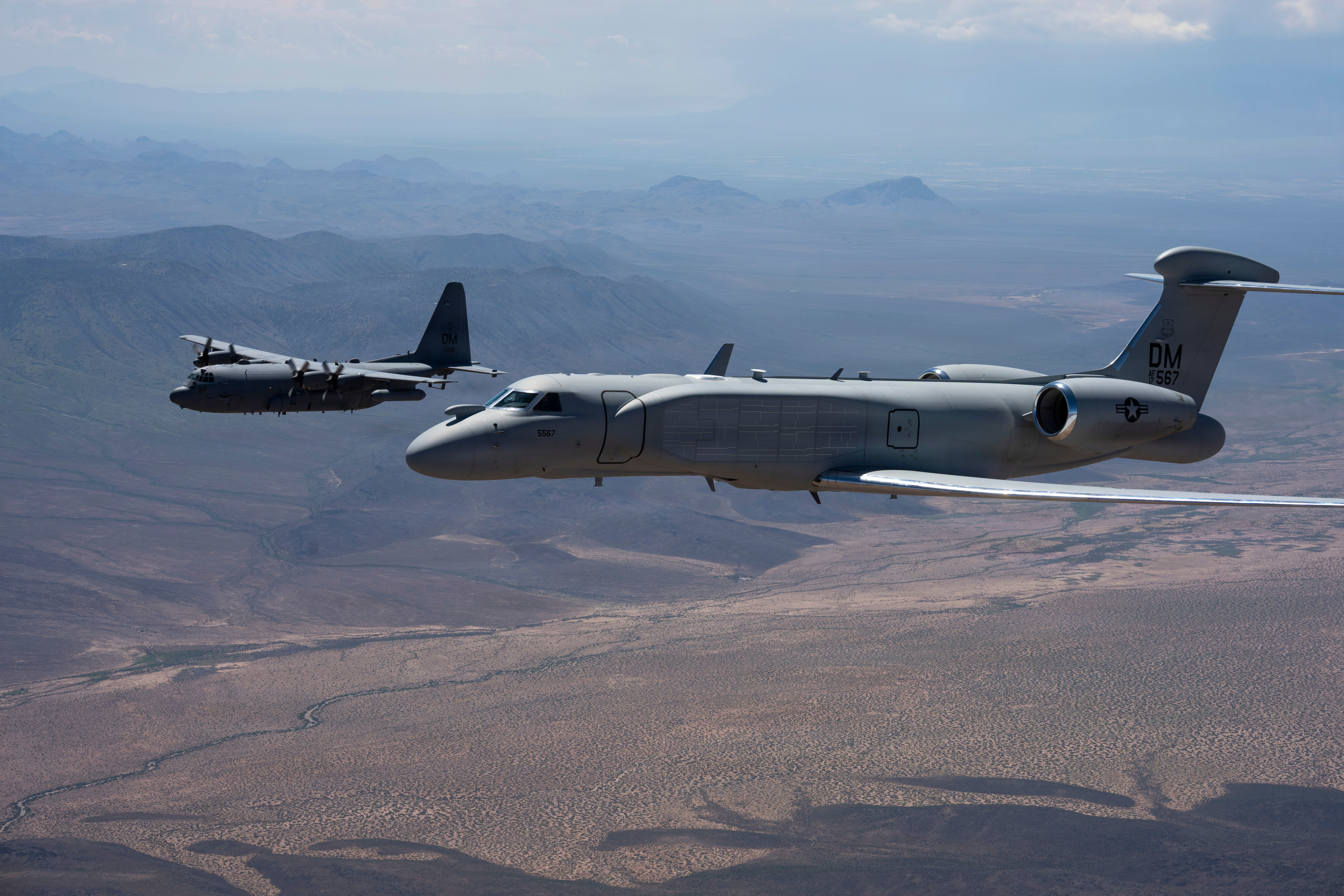 美国空军最后一架 EC-130H“罗盘呼叫”电子战飞机完成退役前的最后一次的飞行