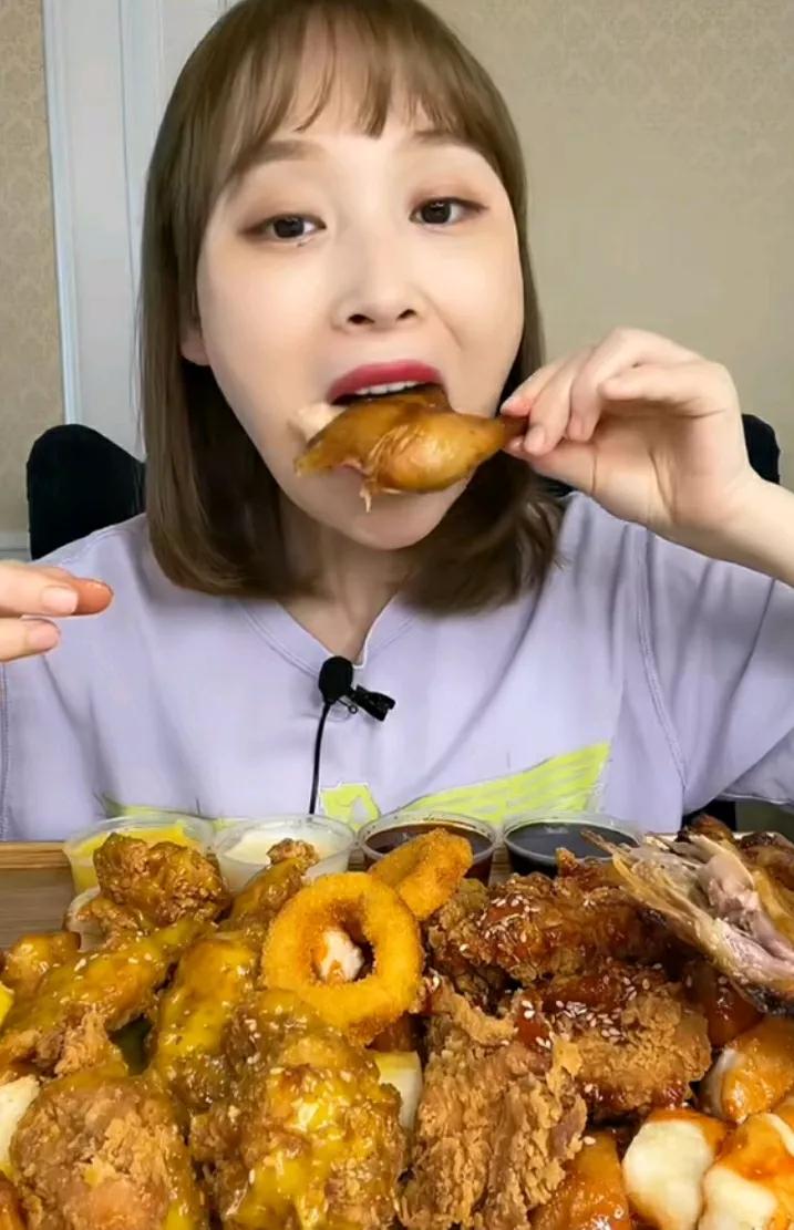 香飘美味满桌，美食佳肴乐无边。#美食好滋味🥰# #美食佳肴大赏# #美食绝伦#