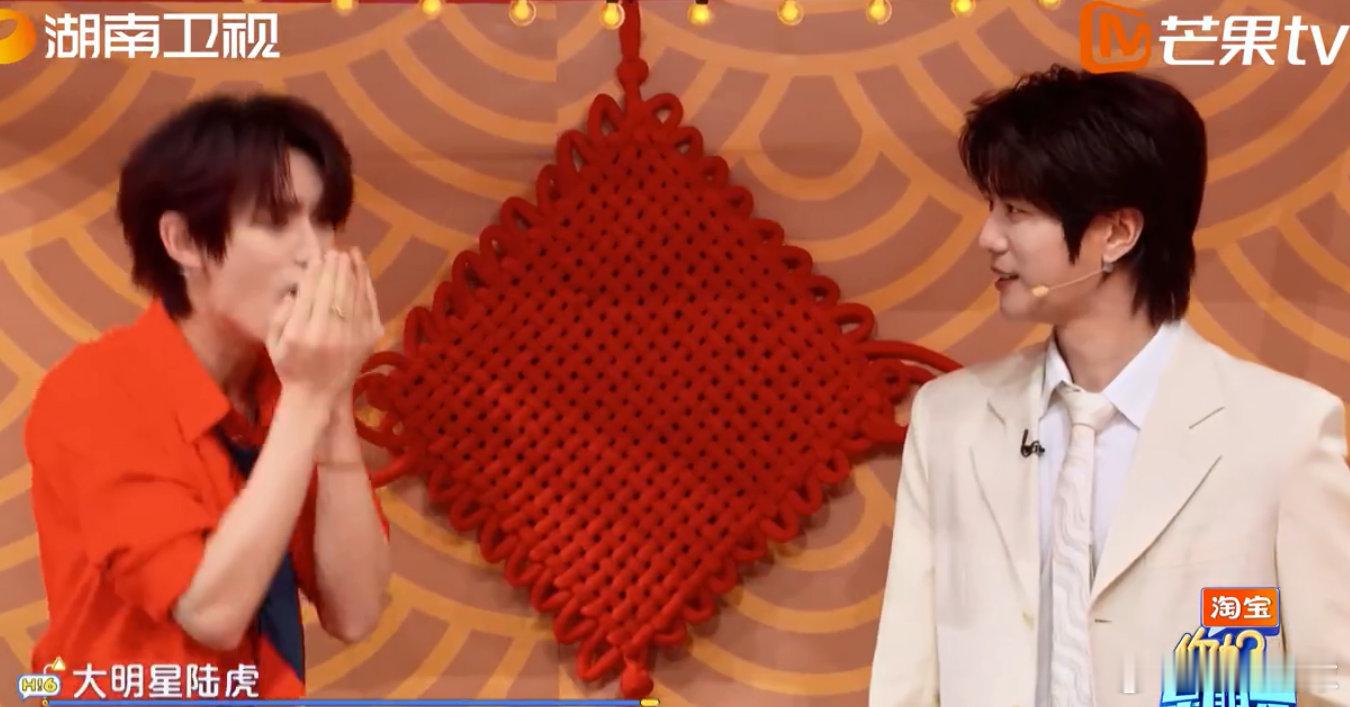 丁程鑫既过了嘴瘾又过了手瘾谁能不爱会耍扇子的小丁啊！又唠又耍帅，这波既过嘴瘾又过