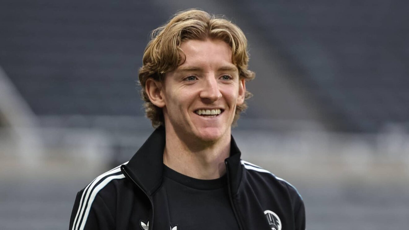 拜仁准备在戈登同意转会慕尼黑的情况下投资6000万至7000万欧元。现在这主要取