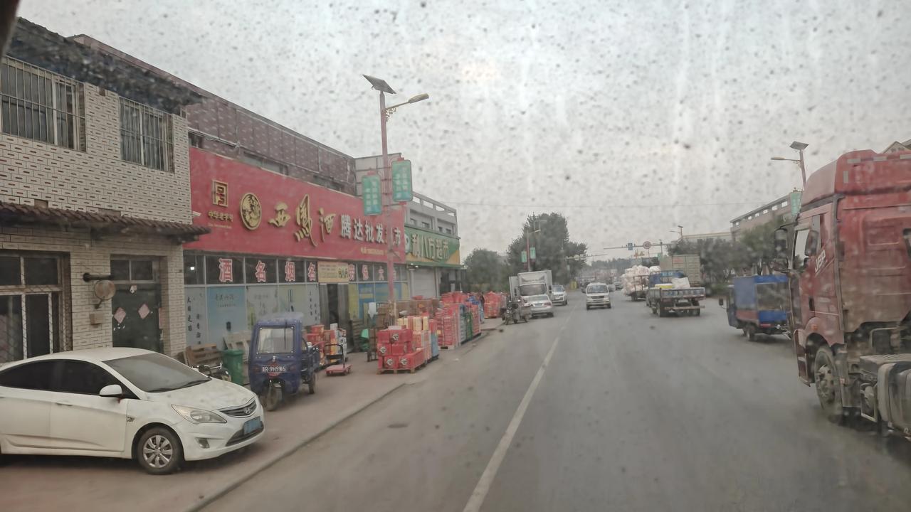 中秋佳节临近，农村小卖部门口摆起了，礼品堆头，方便村民选购。烟火气十足，节假日城