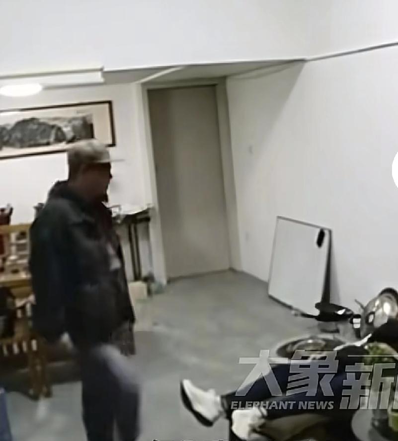 这老板的运气也太好了
山东青州一家公司老板，在自己的办公室内，用炭火烤地瓜，可是