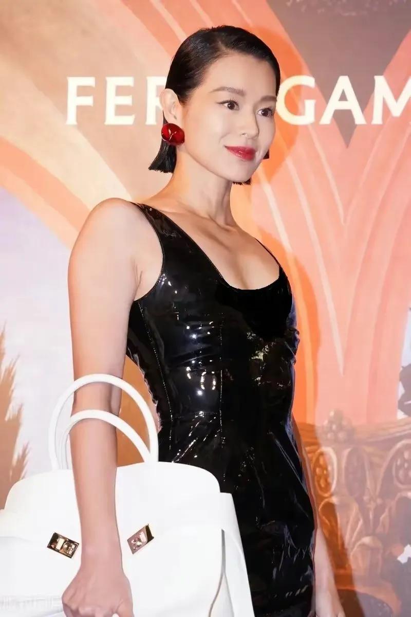 胡杏儿到底有多自信？方脸、宽肩、大骨架，还穿紧身的黑色皮裙，真是一言难尽！
这种