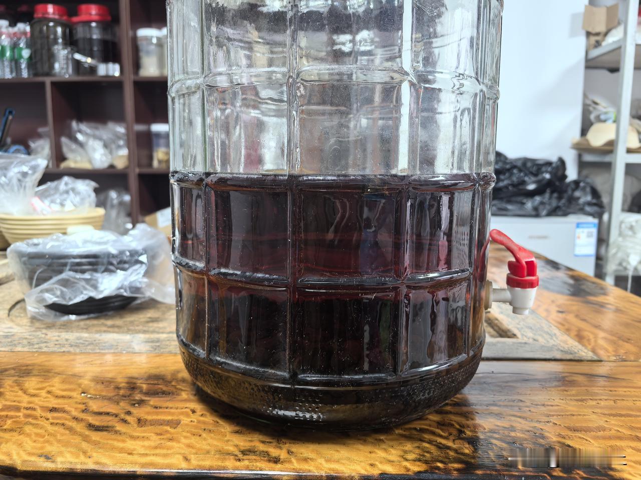 记录我的2026这三蒸三晒的桃金娘酒，遗落在角落很多年了，以前喝过一些，口感还不