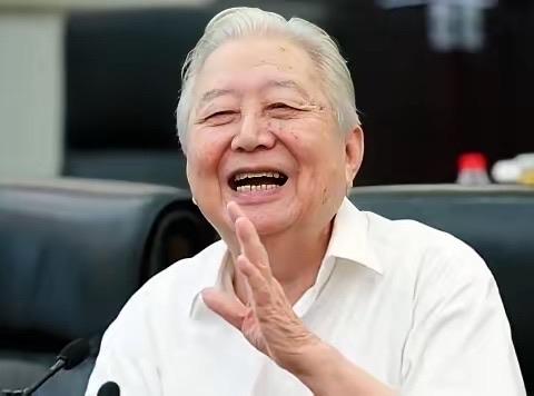 2001年，美国将一批淘汰的机器高价卖给中国，导致我国亏损好几亿，就在美国准备看