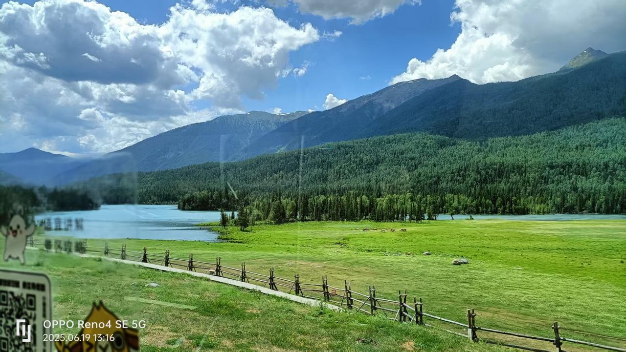 红日白云天上景，求下联青山绿水人间画。