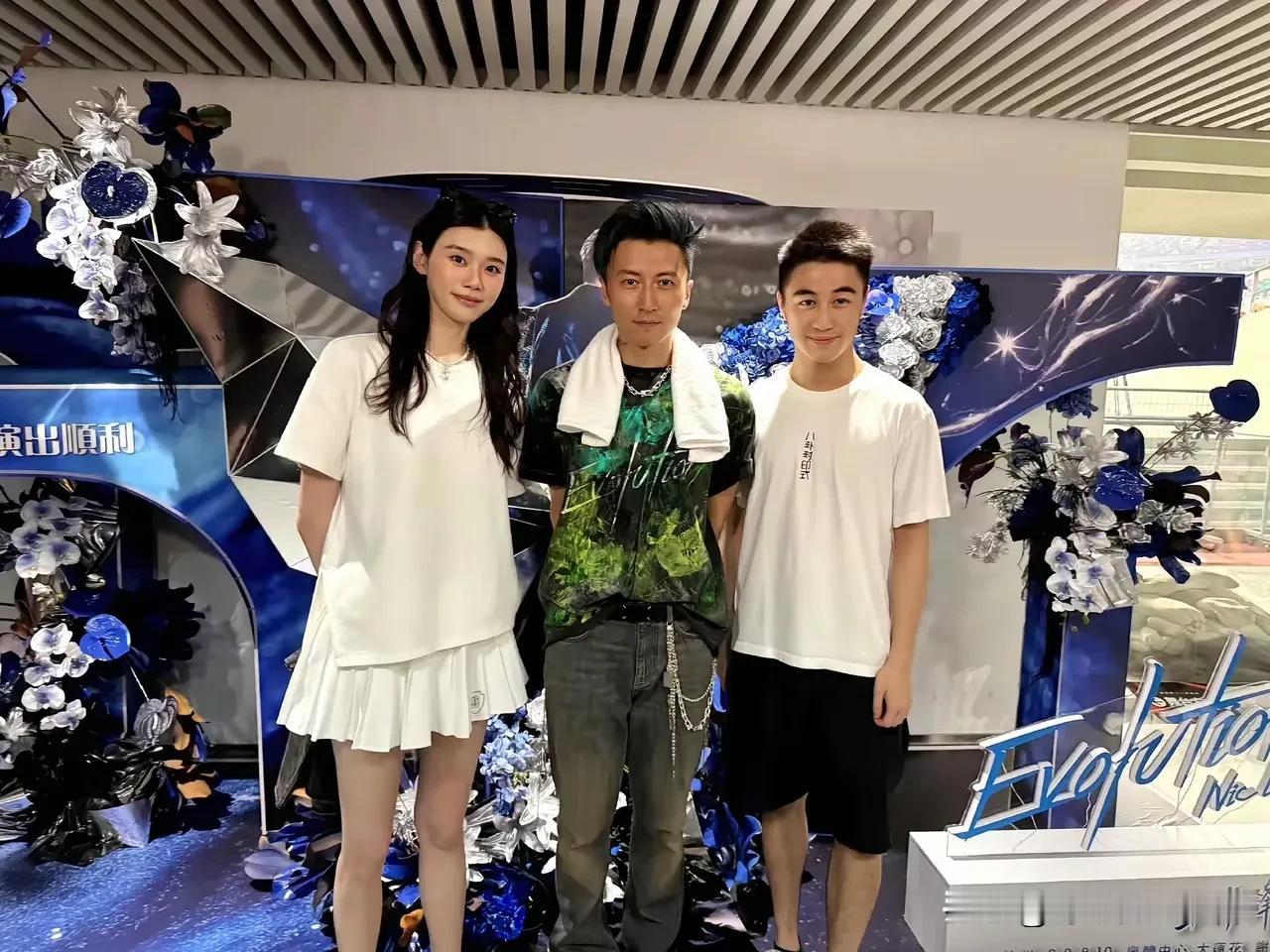 看不到完整的照片，还以为何猷君也是大个子，看了全景，何猷君的鞋子底也太厚了吧，谢