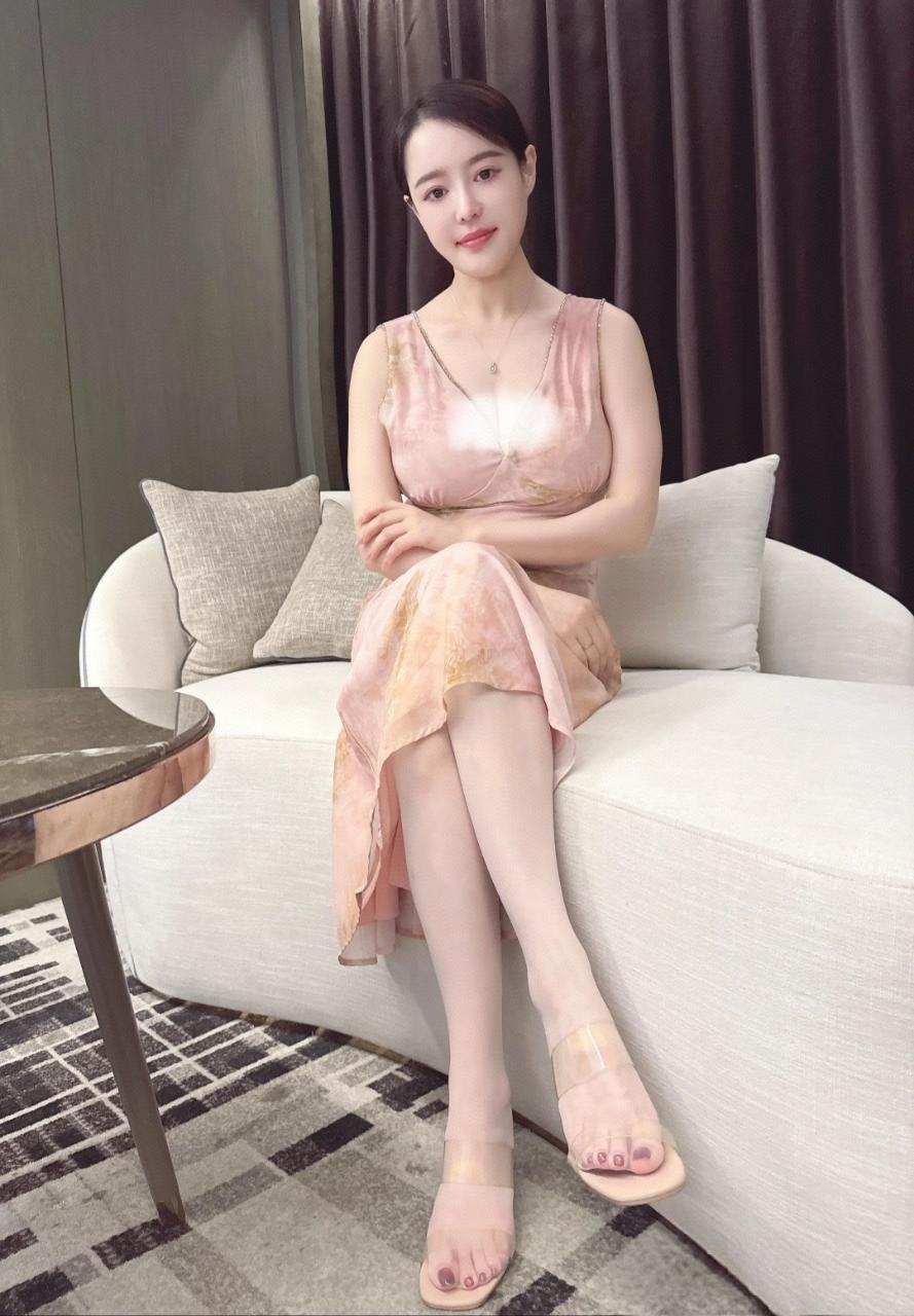 中年妇女如何穿搭比较时尚有气质? 轻纱拂面，静坐如画。如何拥有迷人的气质? 为什