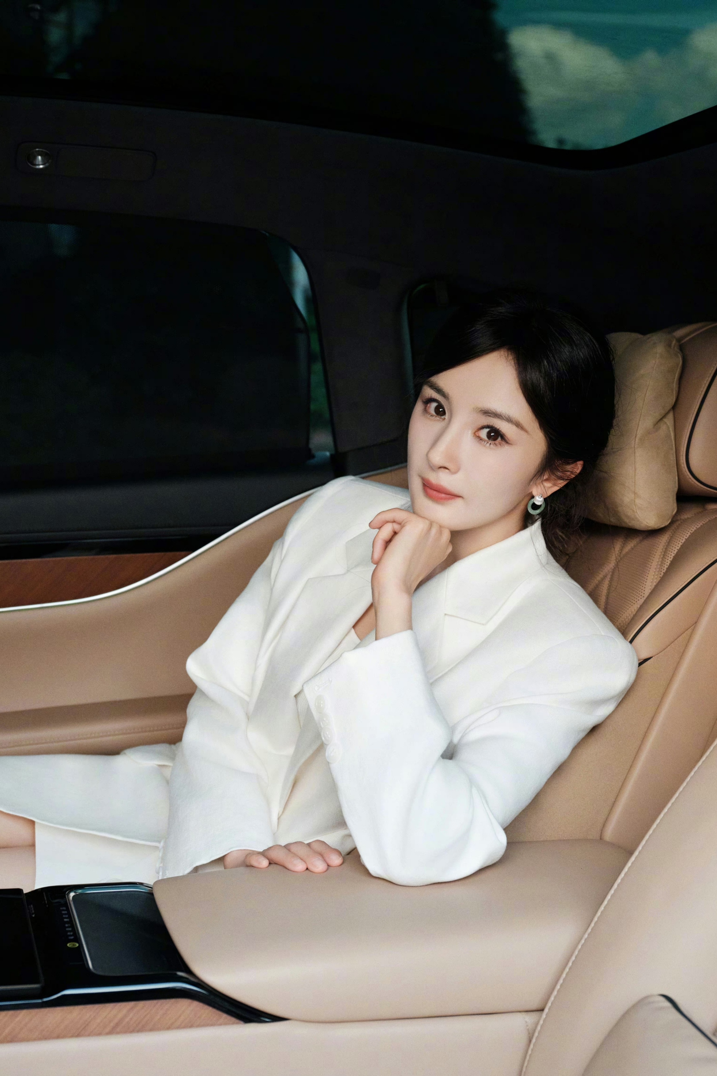 #杨幂露腿白西装# 杨幂白色西装造型，又美又飒[哇]优雅大气，有被幂幂的美貌硬控